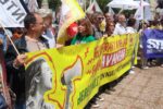 La Confederación Intersindical se concentra frente al Ministerio de Trabajo exigiendo la recuperación de las pagas extras, la jubilación parcial y la jubilación anticipada a los 60 años para el profesorado, al igual que ya tienen la mitad del profesorado